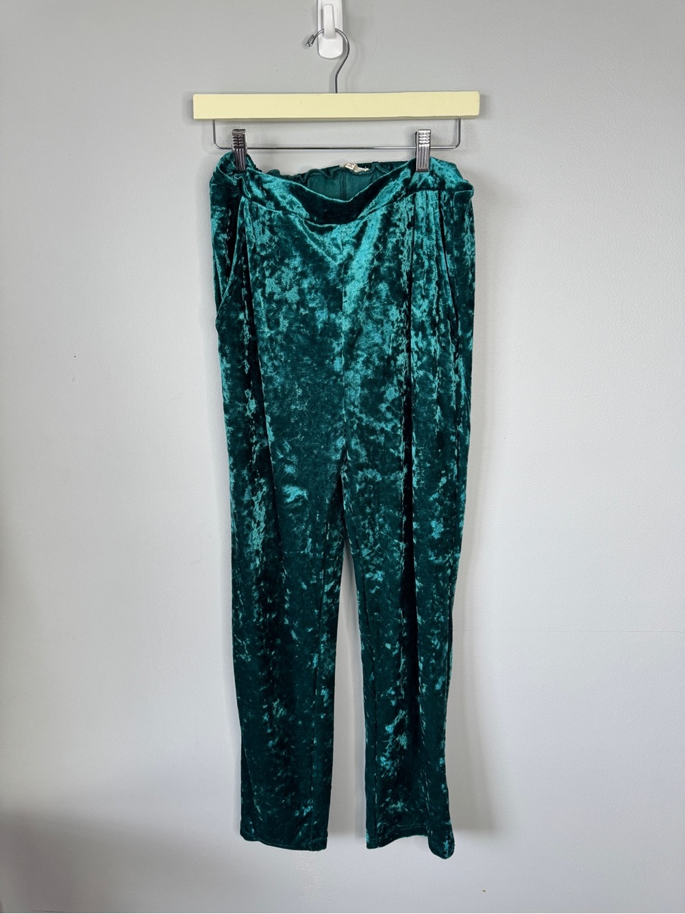 JODIFL Crushed Velvet Straight-Leg Pants in Teal